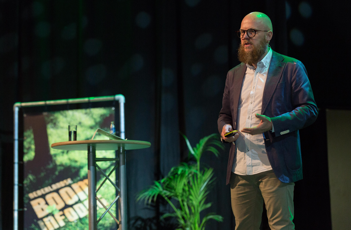 Detail of Stefan Junestrand talking at the Boominfodag about Blockchain